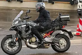 杜卡迪180匹的V4揽途拉力车，路试谍照曝光图片