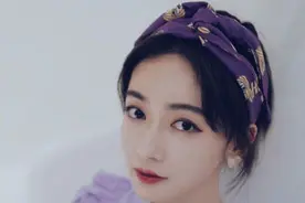 吴谨言私服照，身穿香芋紫洋气减龄短袖V领荷叶边衬衫，清新复古图片