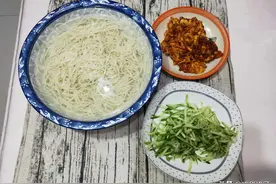 煮面条时，最忌水开才下锅，教你正确做法，出锅筋道不起坨图片