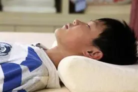 14岁男孩半夜“发烧”，医生低声叹气：病因在妈妈身上，我治不好图片