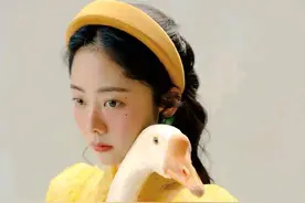 “落难公主”谭松韵，与大鹅互动超唯美！图片