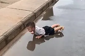 熊孩子雨后踩水玩，结果越玩越“疯狂”：该打一顿还是继续快乐？图片