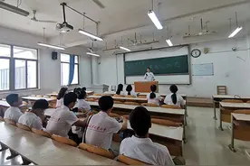 阅读经典党史，弘扬民族精神图片