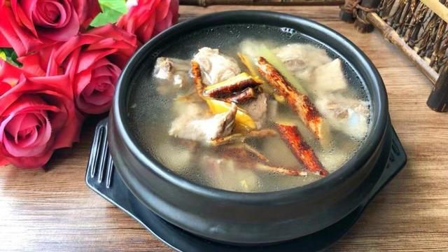 花胶猪骨红萝卜玉米士豆汤 2026年花胶红萝卜玉米淮山排骨汤