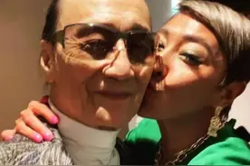 谢贤近况曝光，被女星亲吻脸颊笑容满面，85岁状态良好精神佳图片