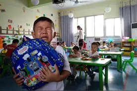 幼儿园放学，早接孩子跟晚接区别有多大？老师不明说，家长要清楚图片