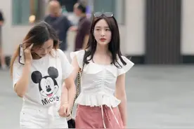 美女穿着让人眼前一亮图片
