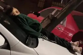 9岁男孩儿被父母遗弃：跪求妈妈开门被拒绝，晚上睡车顶流浪度日图片