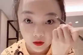 林妙可迷惑行为：大四了还要妈妈帮梳头，裤子拉链提一半形象差图片