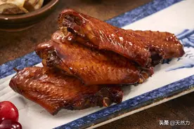 烤鸡翅用烤箱多长时间熟，色泽金黄，香气诱人，无法抵抗的美食图片