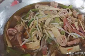 山东大集上的美食摊，靠一道菜火了20年，做法奇怪当地人却吃不腻图片