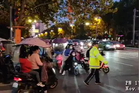 合肥章大爷，火了！图片