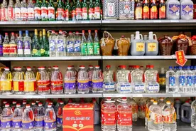 超市“不起眼”的10种白酒，因价格过低少人问津，我每次端整箱图片