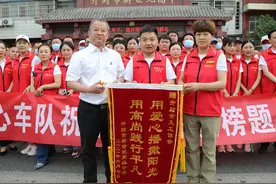 开封市义工协会 爱心送考助力考生图片