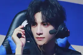 罗云熙真正的多才多艺了，大学时期给劲乐团谱曲，被玩家称作D神图片