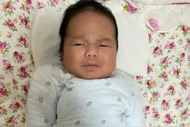 “最老成宝宝”走红网络，出生时皱眉耷拉脸酷似中年人，逗笑网友图片