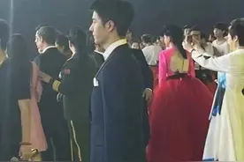 王一博站军姿火上热搜，让驼背变直的手心行走法图片