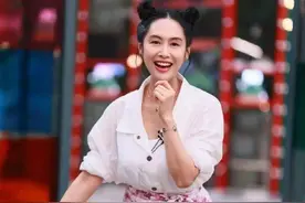 50岁朱茵冻龄了，扎丸子头穿短裙大秀美腿，网友：紫霞仙子不会老图片