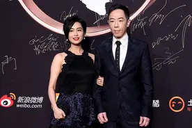 朱茵和黄贯中真的好般配，同穿黑色礼服，一个可爱一个稳重图片