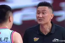 怒了!杜锋领先骂队员:废物!别再这样投好不好,大哥都累成那样了图片