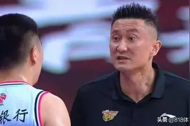 怒了!杜锋领先骂队员:废物!别再这样投好不好,大哥都累成那样了图片