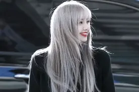 “人间芭比”Lisa露肩露腰，这锁骨这蜂窝腰，女生：我酸了图片