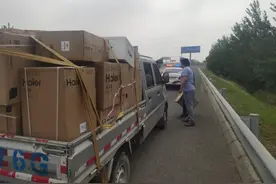 掉落货物司机毫不知情 高速交警及时处置图片