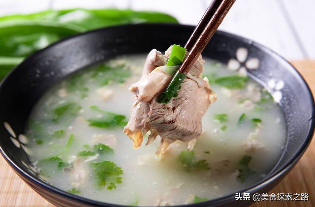 正宗炖羊肉的做法大全（羊肉的做法大全 大师教你羊肉汤正宗做法和配方 汤白肉烂没膻味）