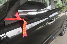 为什么看到挂红布条的车子，要主动避让？老司机：现在知道还不晚图片