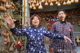 农村大叔采到2个野生大灵芝，不卖高价要等有缘人，看看啥样图片