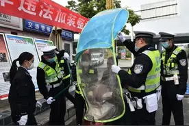 拆！拆！拆！昨日，嘉陵城区700余辆车被当街“清伞”图片