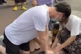 不约而同跪地救人，北大医生，你们的样子真美！真帅！图片