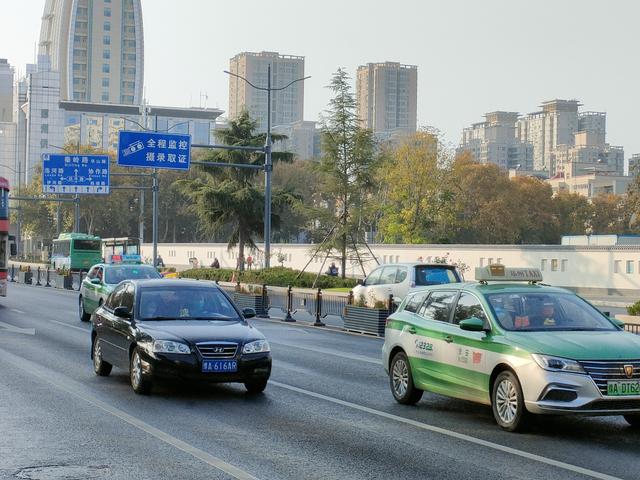 郑州市出租车9成已变“绿牌”，司机分享感受：一年能省2、3万，但对汽车寿命“不放心”