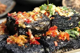 长沙臭豆腐，身在长沙的味道，入嘴爆汁，好吃到停不下来图片