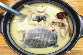 16一斤的甲鱼到底怎么做才香？加点鸡肉一起炖，汤鲜肉嫩还大补图片