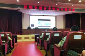 武汉武昌区交警走进武警医院开展交通安全宣传图片