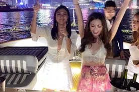 何倩珩开奢华游艇庆生派对，与胞姐性感斗身材，俩姐妹遗传何超凤图片