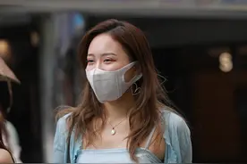 肩宽女生穿吊带，搭配针织开衫，修饰肩部线条穿出好衣品图片