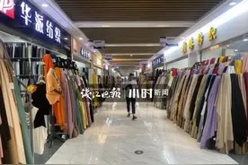 今夏爆款竟是它！杭州服装批发老板：我家订单翻番！连纽扣都卖疯图片