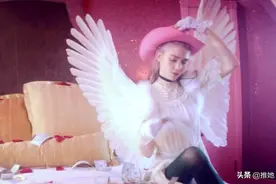 马斯克的神女友，为火星梦想展示外星疤痕，造个婴儿卖了600万图片