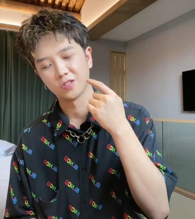 23岁网红郭聪明因病退圈!病情恶化全身颤抖,刚与薛之谦合作