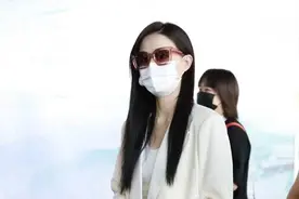 徐璐火了越来越会穿，米白色西装套装高级洋气，爱马仕包太抢镜图片