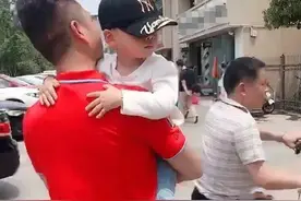 “冻龄爷爷”带娃火了，被路人误认为是爸爸，网友：想不到图片