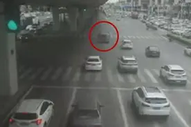 转弯让直行，路口减速行！丨覆车之戒图片