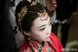 民间故事：懒汉入山捡钱，被一群无影美女围住，抱住一个跑回家图片
