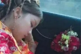 “新娘婚车睡觉”走红，镜头往下移动后，网友喊话新郎：自求多福图片