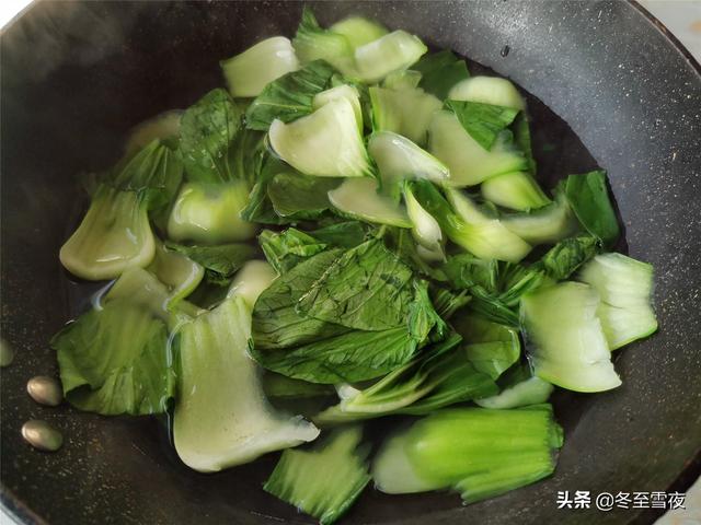 油菜和香菇天生是一对，素炒更美味，油菜翠绿，香菇味美下饭