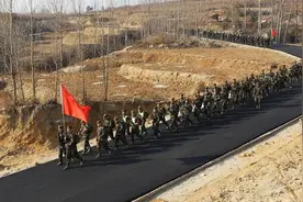 震撼直击，百公里徒步拉练！看兵哥哥挑战极限图片