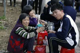 陪读奶奶，培养3个孙子走进985？家长陪读的意义不止是“送饭”图片