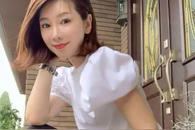 日本52岁“少女”，坚持瑜伽，活成30岁样子：瑜伽冻龄抗衰老图片